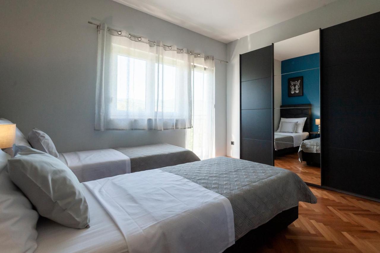 Villa Latica Dicmo Экстерьер фото