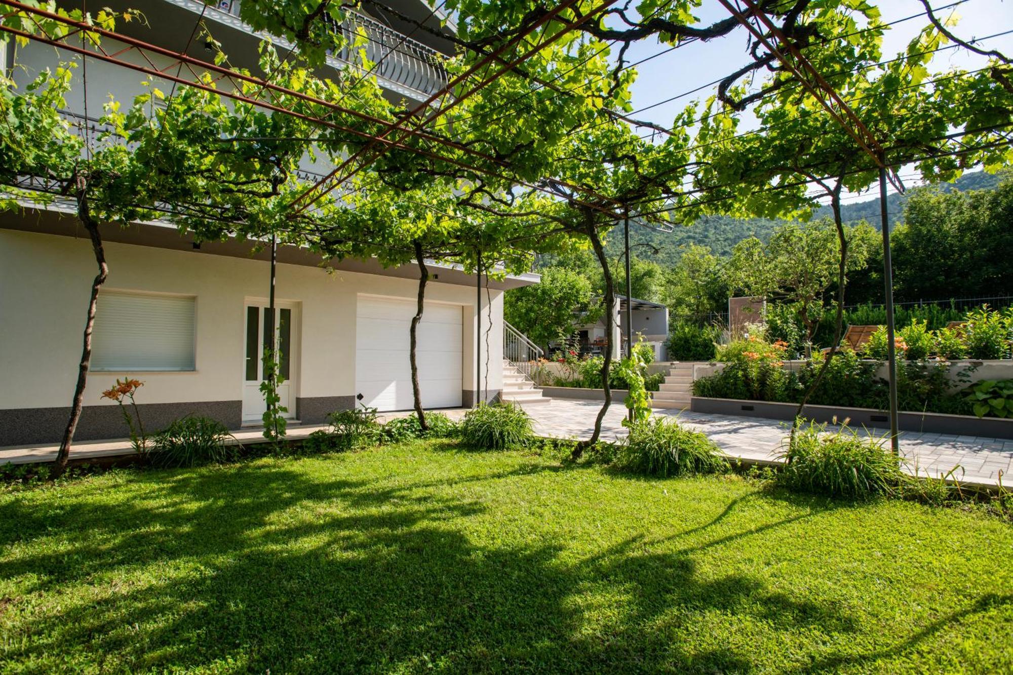 Villa Latica Dicmo Экстерьер фото