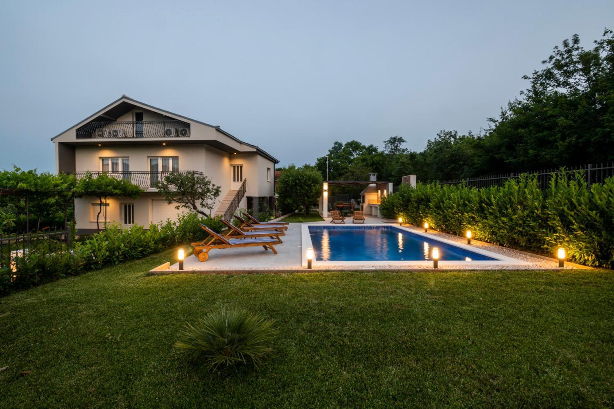 Villa Latica Dicmo Экстерьер фото