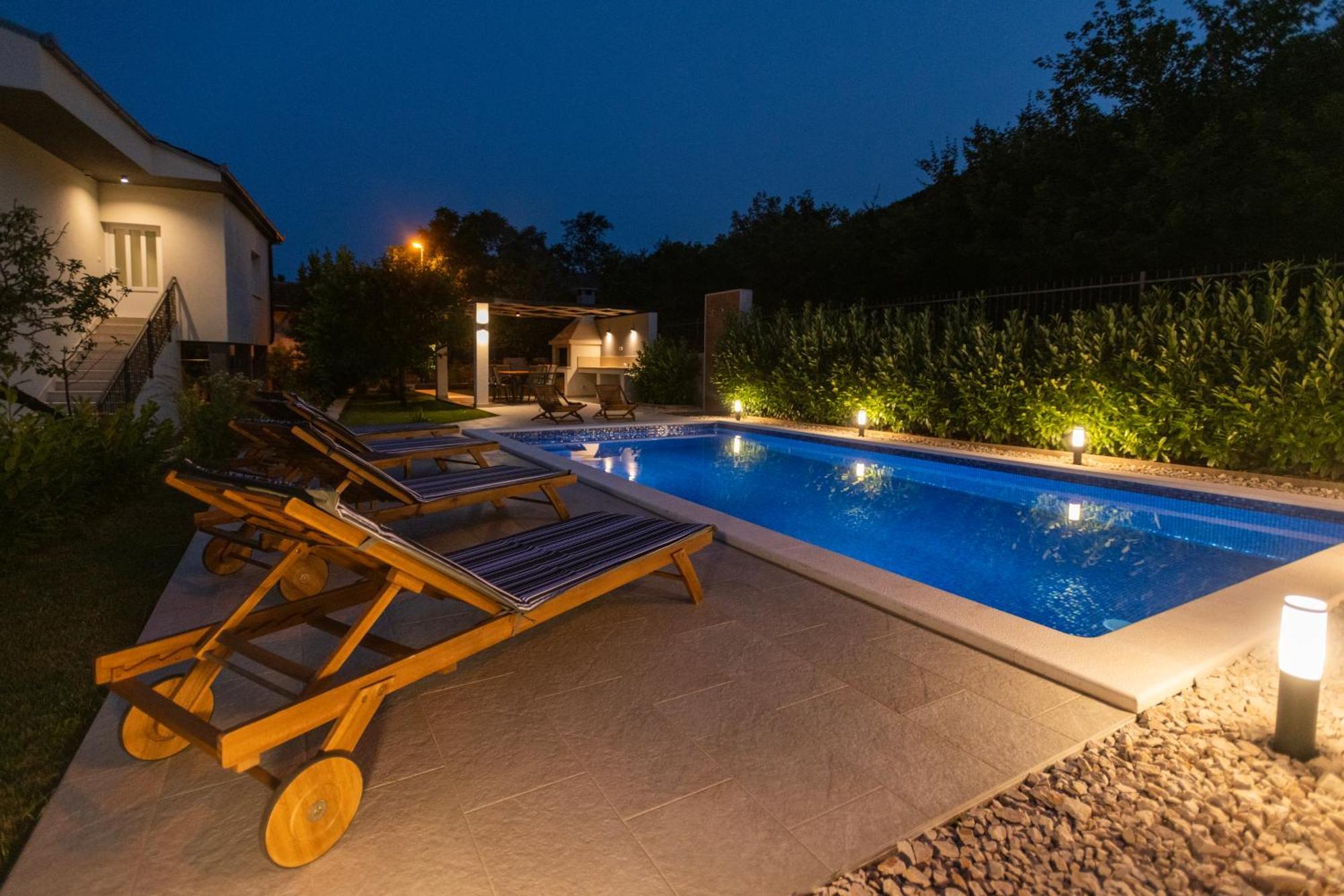Villa Latica Dicmo Экстерьер фото